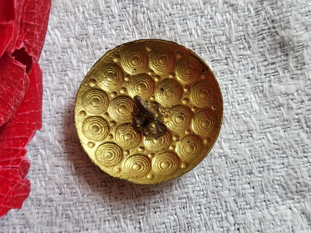 Bouton ancien en métal doré travaillé collection diamètre 2,3  cm D16L 3