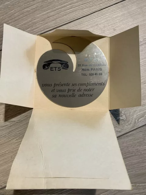 Coupe-papier en métal présenté dans une boîte cadeau. - Objet publicitaire