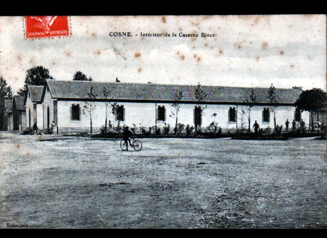 COSNE (58) CYCLISTE à la CASERNE BINOT animée en 1909