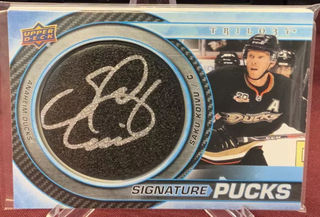 2022-23 Upper Deck Triology Saku Koivu Signature Pucks Auto Anaheim Ducks