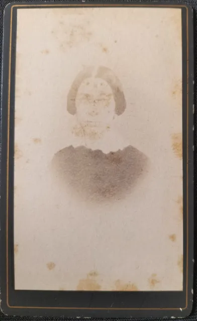 Jeune femme en portrait, circa 1880 carte de visite CDV vintage albumen
