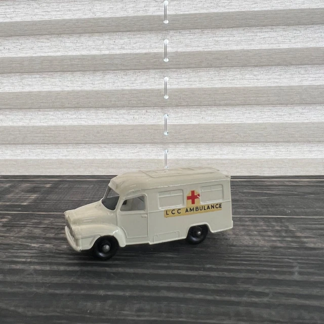 VINTAGE LESNEY MATCHBOX LOMAS AMBULANCE No14 - 1-75