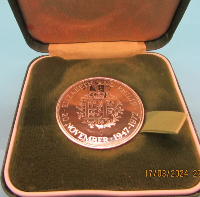 UK 1972 ELIZABETH & PHILIP SILVER WEDDING SILVER PROOF CROWN - boxed/coa