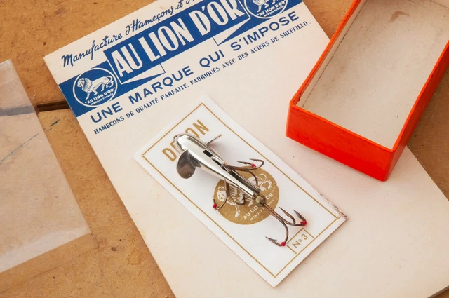 Ancien Leurre De Pêche – Marque Le Lion D'Or, Sur Carton (Bar, Mer, Neuf)