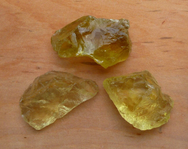 Quartz lemon brut, lot de 3 = 25 g. minéraux