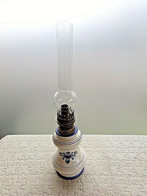 Ancienne lampe à pétrole en  porcelaine-motifs floraux-bleu de delft-XX ème