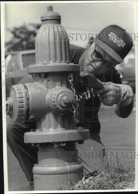 1987 Press Photo Syracuse Water Worker John McEnry Painting Fire Hydrant