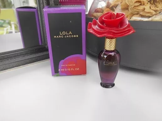 SUPERBE  ,MINIATURE DE PARFUM MARC JACOBS   "LOLA"   pleine  4ml  edp  +BOITE