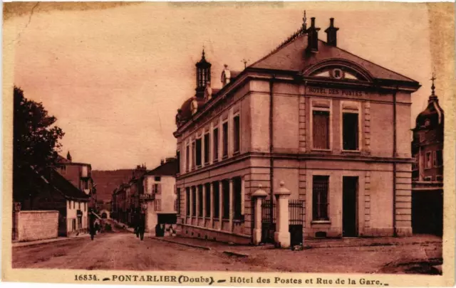 CPA Pontarlier (Dep.25) Hotel des Postes et Rue de la Gare (985360)