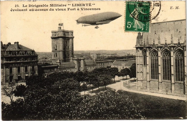 CPA AK Vincennes Liberte evoulant au-dessus du vieux Fort FRANCE (1283278)
