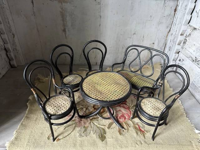 Ensemble Meubles Anciens Et Poupée - Taille 14cm - Bois Et Composite - Années 1900