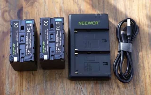 NEEWER 2er-Pack 6600mAh Li-Ionen-Ersatzakku mit USB-Ladegerät, kaum benutzt