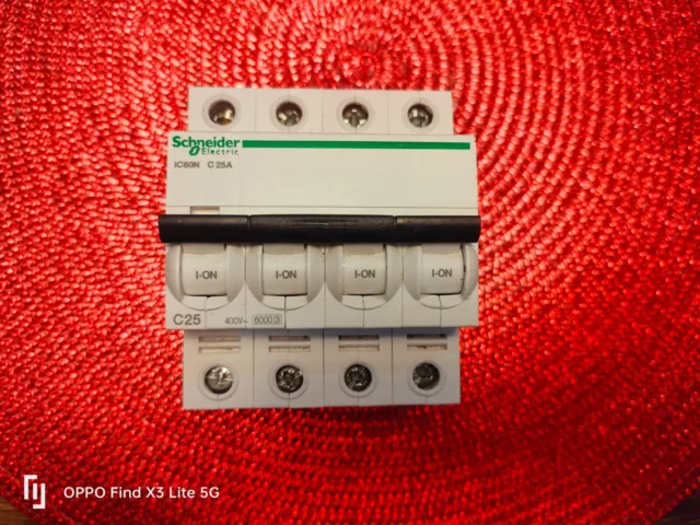 Disjoncteur Schneider Electric iC60N 4P C25A