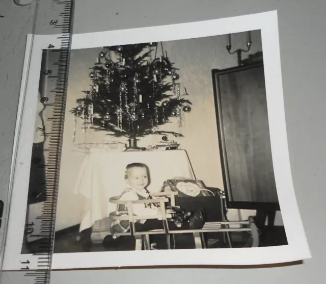 Altes Foto Kind mit Spielzeug unterm Tannenbaum 1966