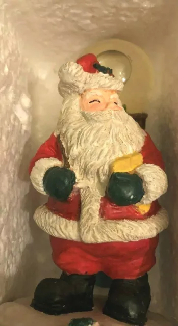 Porzellan Weihnachtsmann mit Schneekugel ca. 15 cm groß - OVP