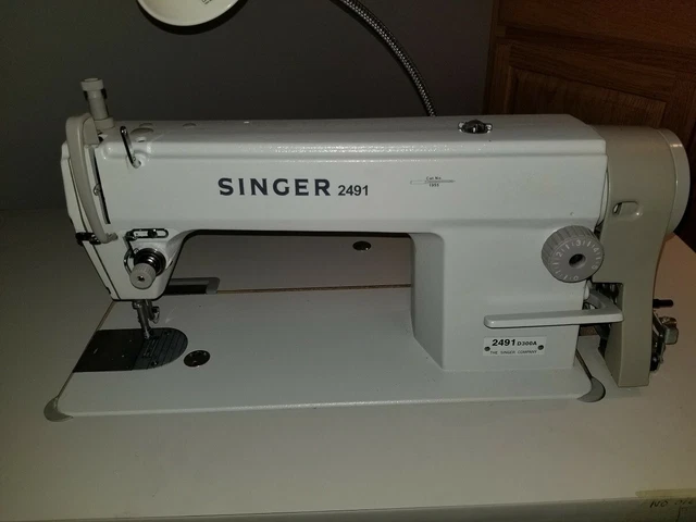 Singer Simple Sewing Machine (Pre-owned)Works Great