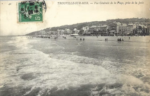 CPA Trouville-sur-Mer " Vue générale de la plage prise de la jetée "