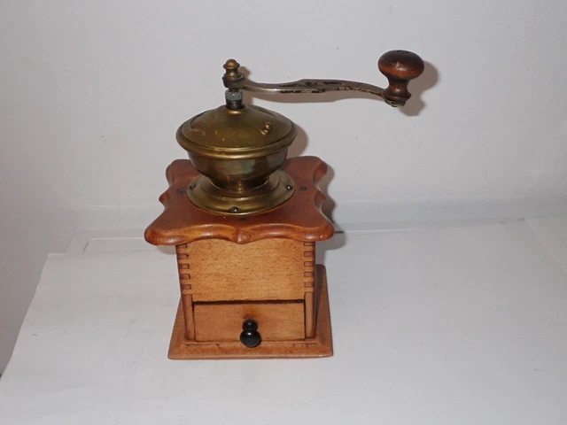 Seltene alte Holzkaffeemühle um 1870 in schöner Erhaltung