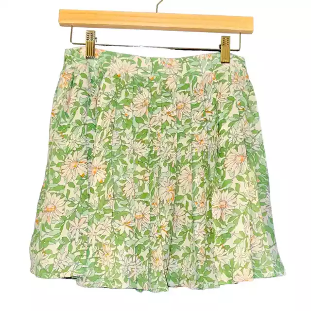 Lulus NWT Floral Pleated Mini Skirt with Daisies Size Medium Green and White