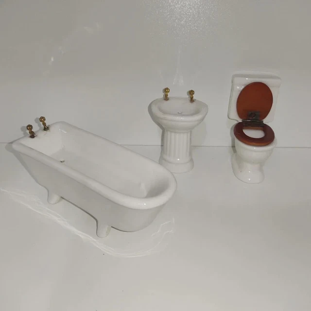 Toilette per casa delle bambole. Scala 1/12. Finitura bianca Toilette per casa delle bambole. Scala 1/12. Finitura bianca