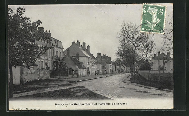 CPA Neuvy, La Gendarmerie et l´Avenue de la Gare