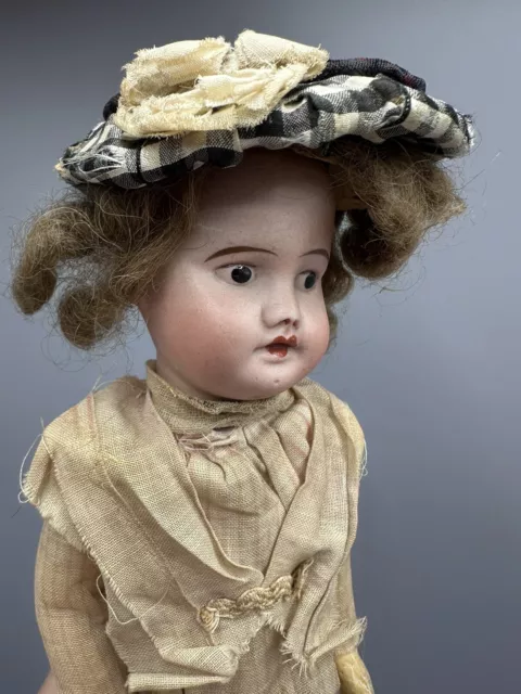 Antik Doll PorzellanKopf Puppe SFBJ 10/0 Paris France mit original Bekleidung