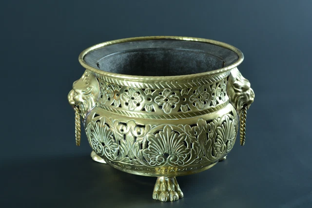 Jardinière Ancienne En Laiton Repoussé – Décor Floral, Pattes De Lion Et Poignées
