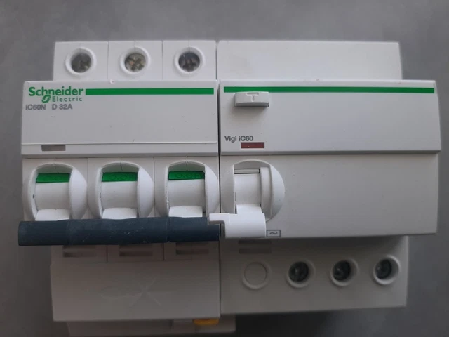 DISJONCTEUR IC60N 3P C32 32A SCHNEIDER Neuf EUR 24,84 - FR