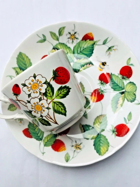 Lot 2 Roy Kirkham Alpine Strawberry soucoupe  tasse et 1 tasse signée  GL