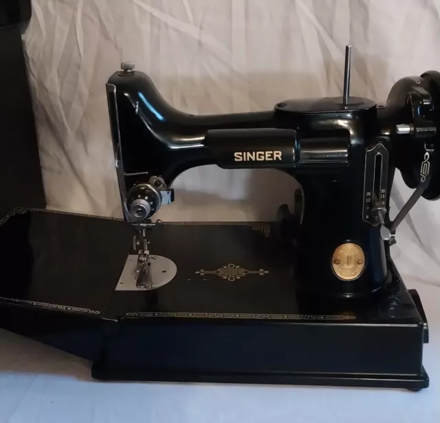 SINGER 221 Featherweight Sewing Machine