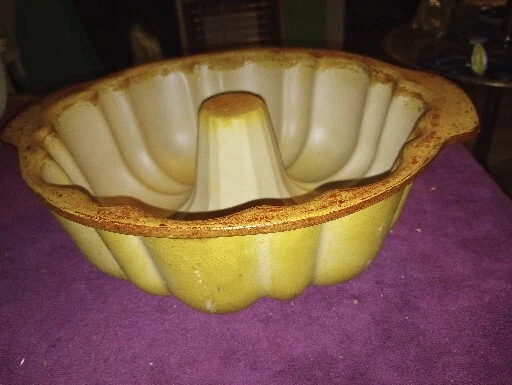Pampered Chef Family Heritage Stoneware Bundt Pan