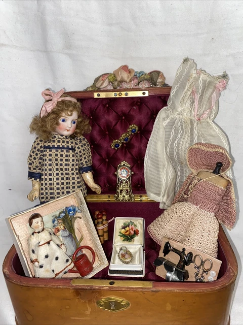 Poupee ancienne dans son coffret