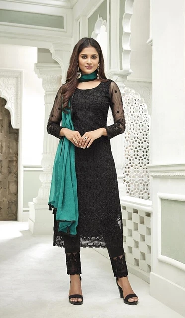 Un traje shalwar kameez paquistaní con Foto de stock 2192561653