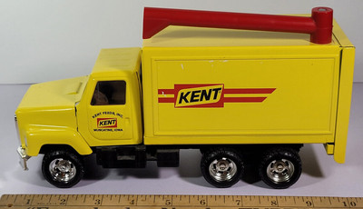 Yellow International Truck KENT FEEDS Toy Grain & Feed Auger Ertl Rare Vintage