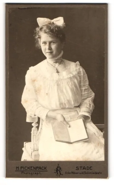 Fotografie H. Pickenpack, Stade, junge Frau Else Hermann im weißen Kleid mit Ha