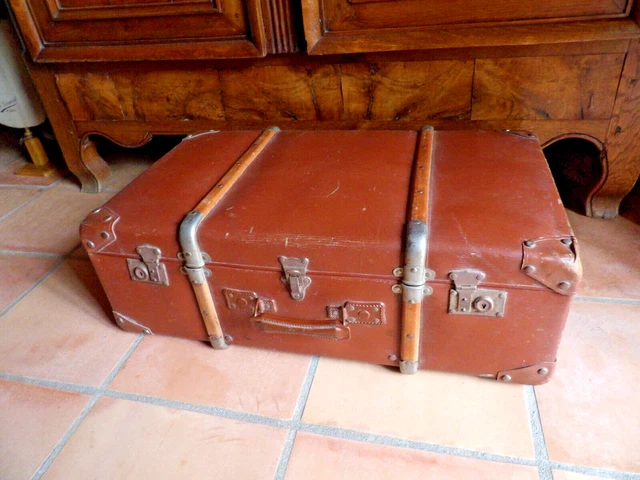 Rétro Valise Tirée Par La Main De Voyage De Style Avec Des Labels