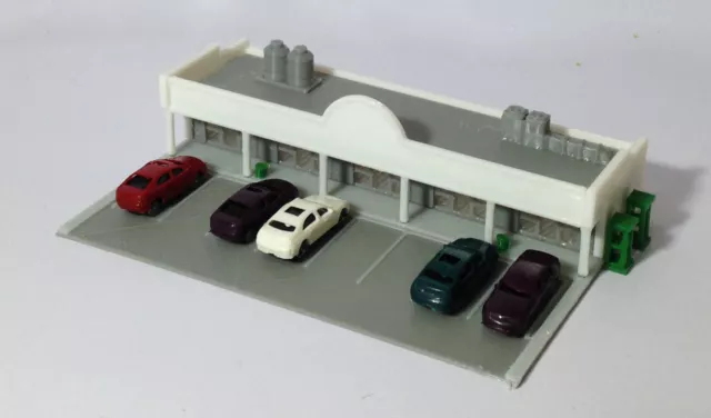 Outland Models Modelleisenbahn Einkaufszentrum mit Parkplatz und Autos Spur Z