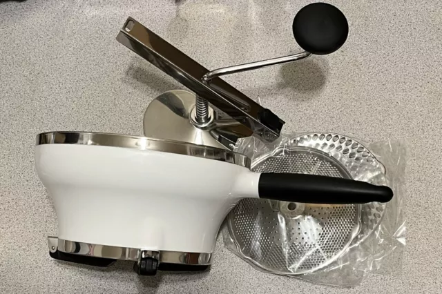 OXO Blanco Buenas Empuñaduras Acero Inoxidable Manual Molino de Alimentos Puré Ricer (1071478)