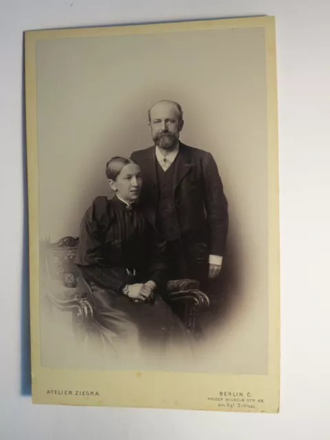 Berlin - Paar  - stehender Mann mit Bart & sitzende Frau / KAB