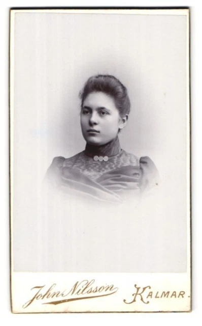 Fotografie John Nilsson, Kalmar, Portrait junge Dame im modischen Kleid