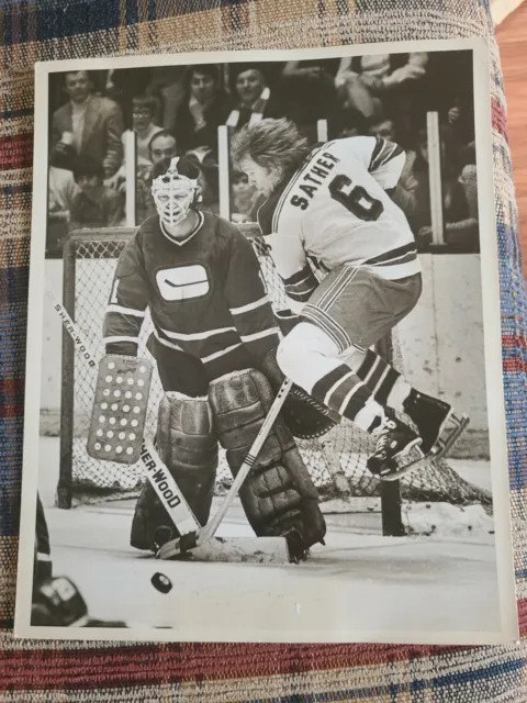 Glen Sather Nhl Hockey Photo Rare Goalie Dunc Wilson Vancouver Canucks Giants
