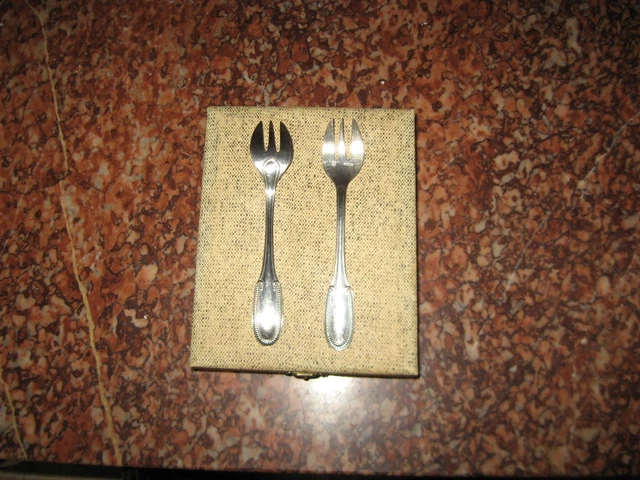 Suite de 6 fourchettes à huîtres en métal argenté modèle ART