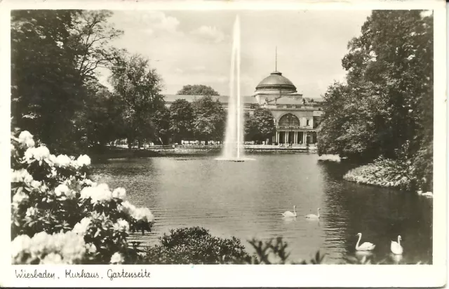 AK Wiesbaden - Kurhaus, See, Wasserfontäne, Schwäne, Gartenseite - 1951 gel.