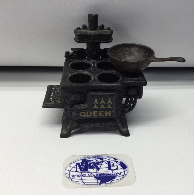 VINTAGE QUEEN MINIATURE Black Cast Iron Stove With Pot Antique Toy 12.