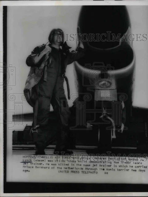 1954 Press Photo Veteran test pilot Joseph Lynch & TF-86F Sabre Jet