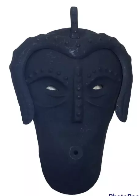 Máscara de pared de metal de escultura tribu vintage. Colgante de pared