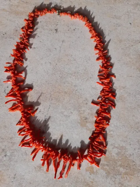Ancien collier en branches de corail rouge