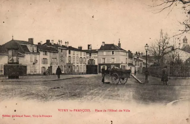 CPA 51 - VITRY LE FRANCOIS (Marne) - Place de l'Hôtel de Ville (coupling)