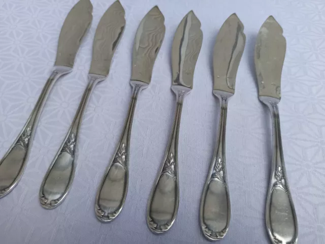 6 COUTEAUX À POISSON EN MÉTAL ARGENTÉ ERCUIS Modèle LAURIERS b