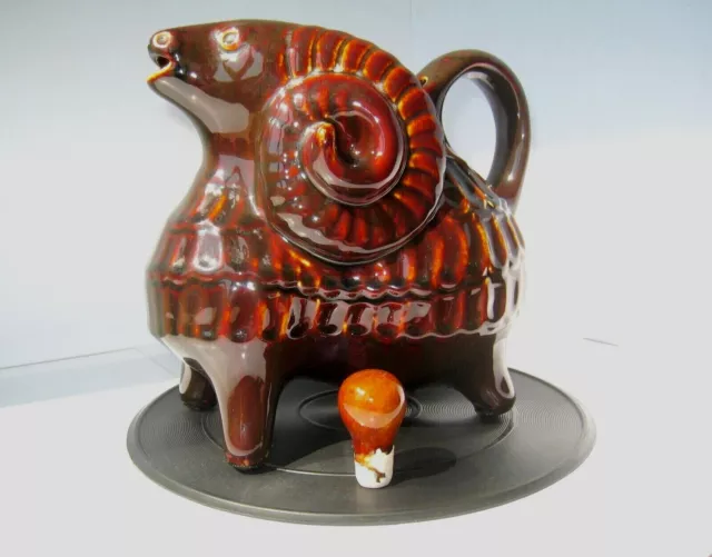 Ukrainische Wohnkultur Keramik Ram Dekanter, Vintage sowjetischer Ton Dekanter